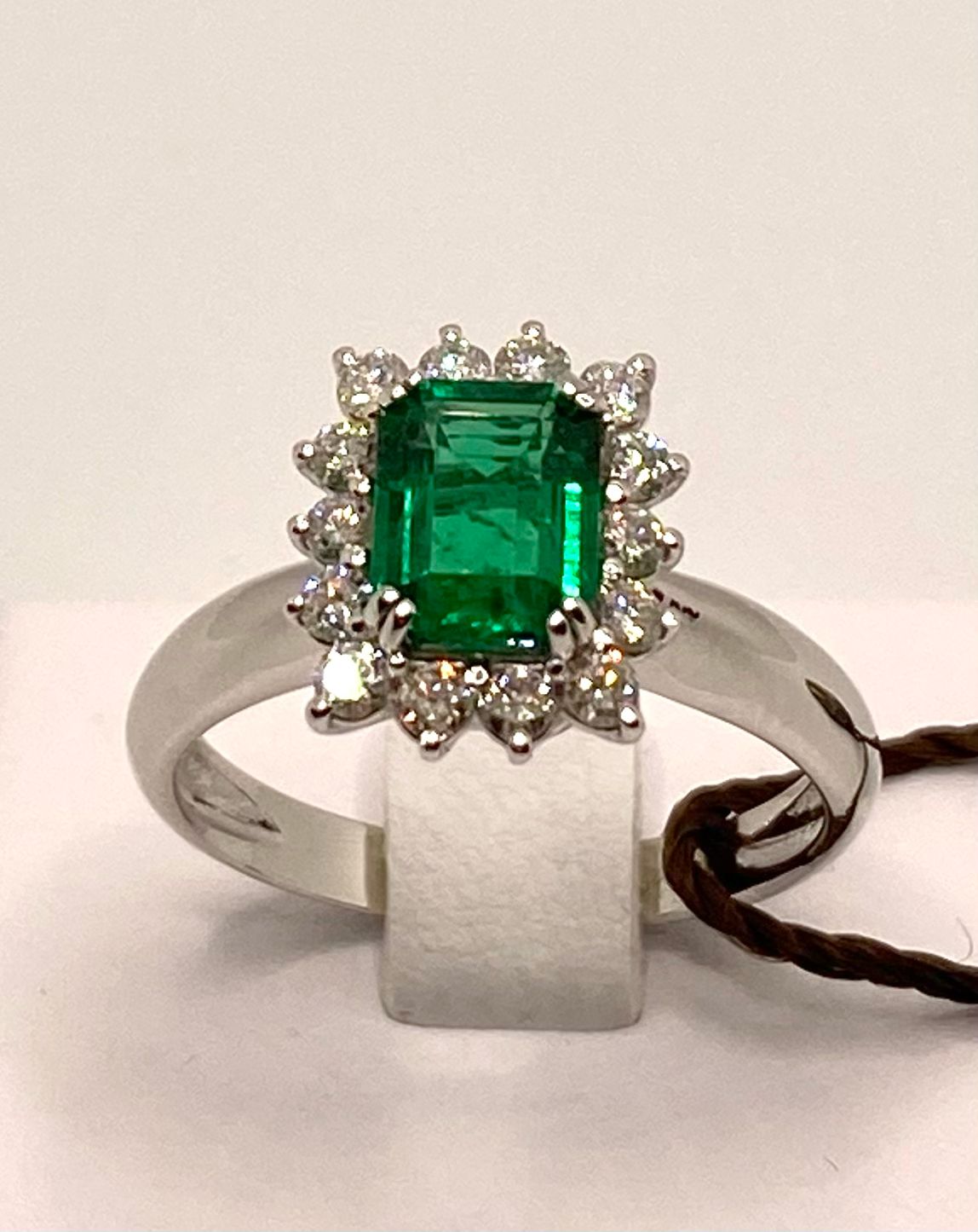 Emerald ring and diamonds art.CIP4