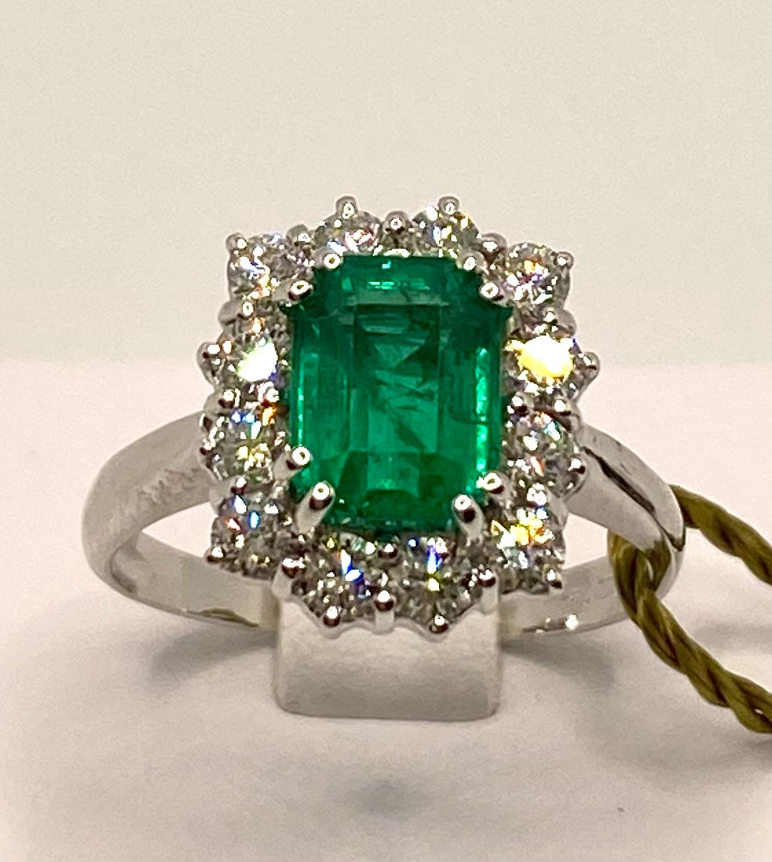 Ring with emerald and diamonds art.CIP2