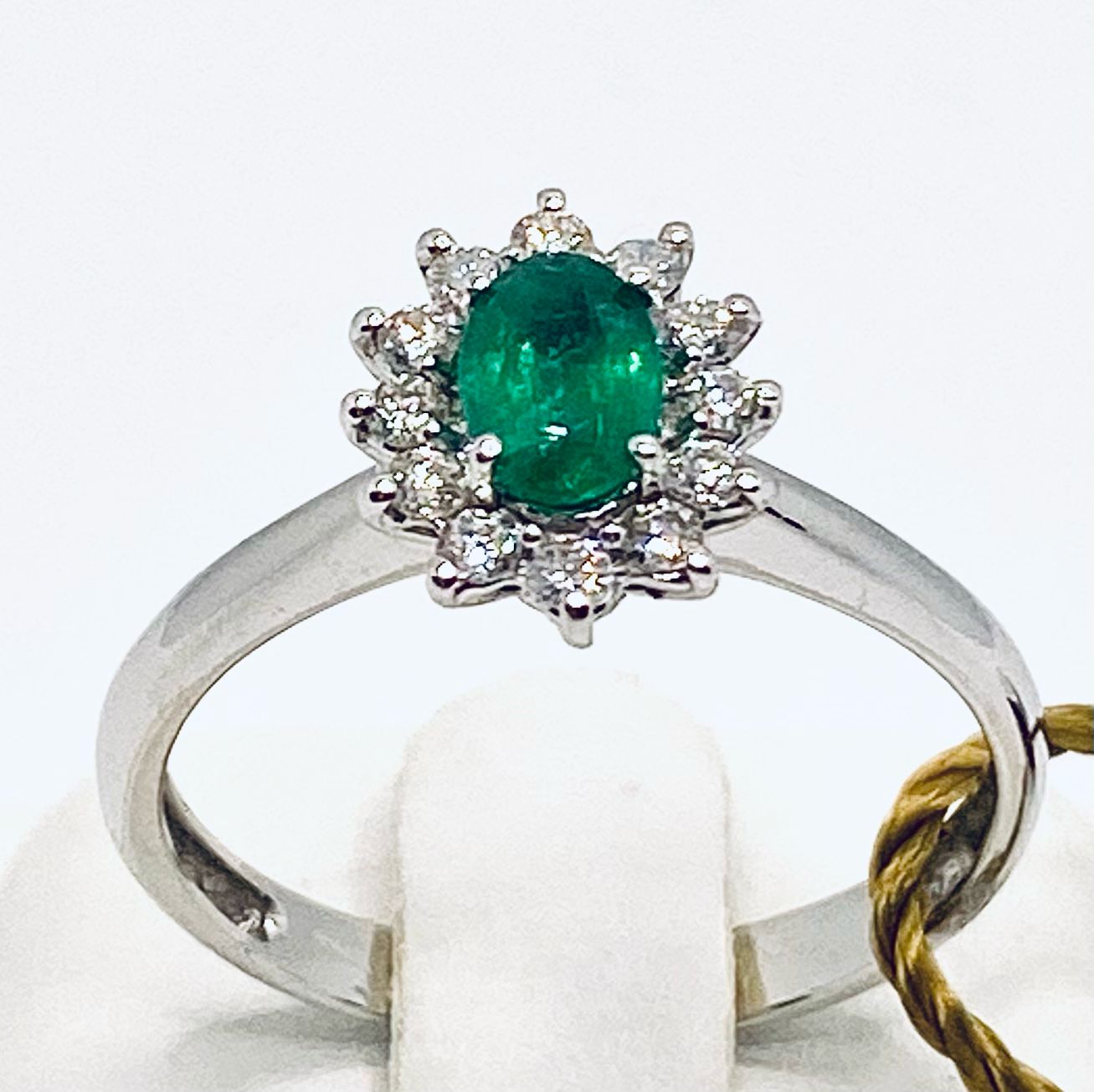 Ring with emerald and diamonds BON TON art. AN1369