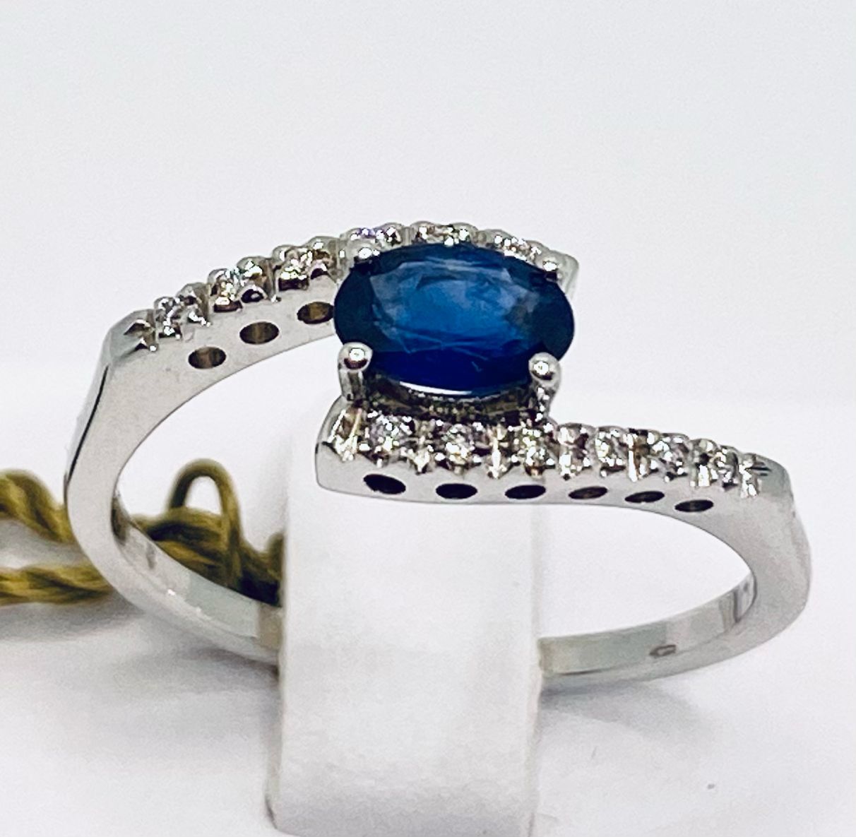 RING IN GOLD - SAPPHIRE AND DIAMONDS COD. ART. AN941