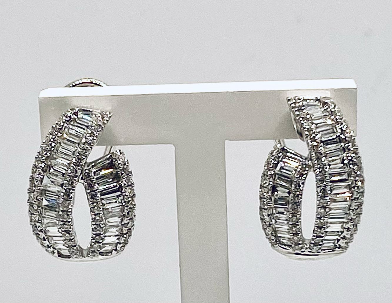 Earrings with baguette cut diamonds art.DE2278