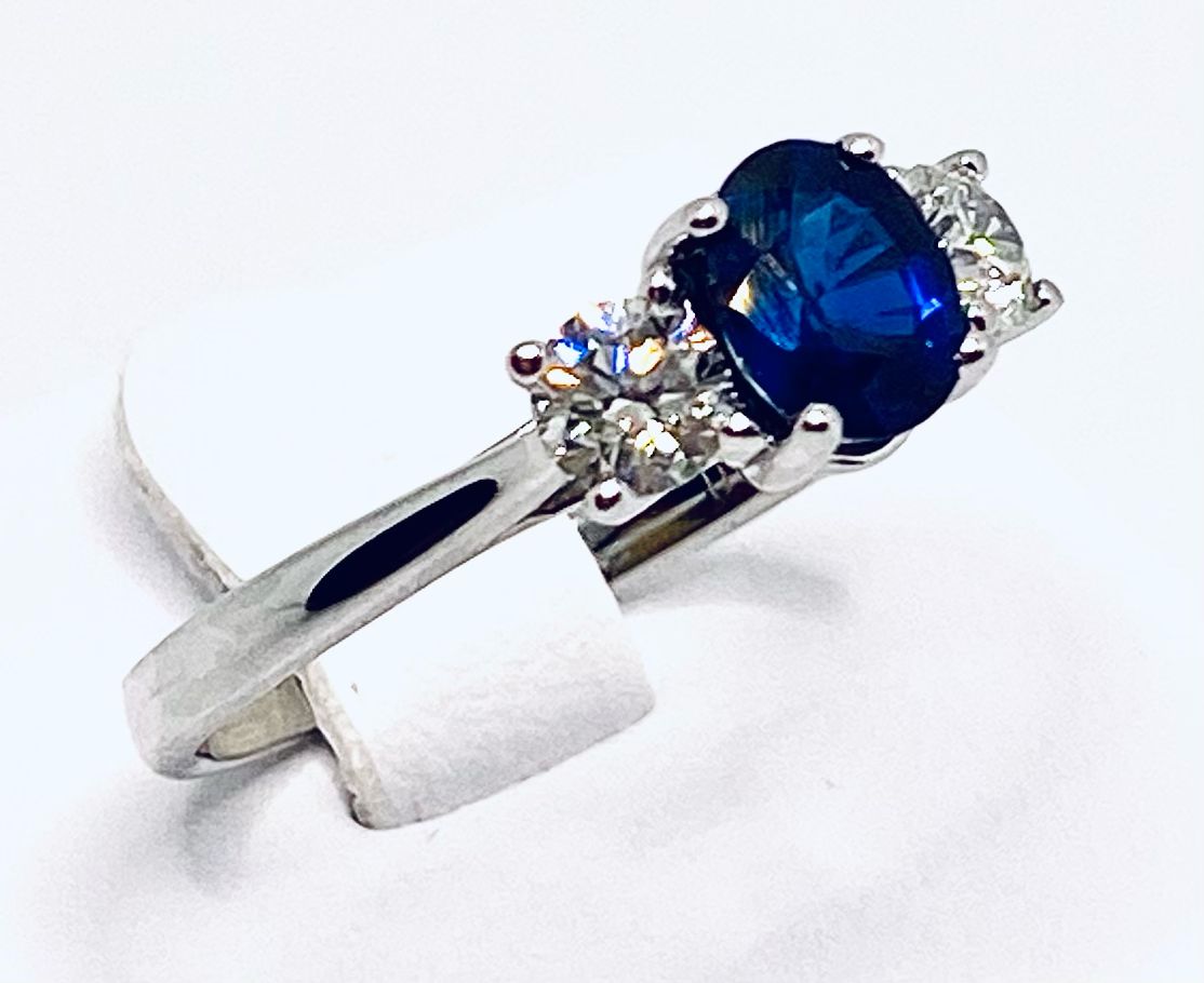 Trilogy ring with sapphire and diamonds art. Z01189WV032