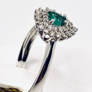 Anello con smeraldo taglio cuore e diamanti art.AN2267