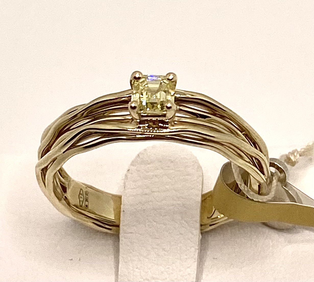 Solitaire 7-wire screwdriver in 9kt Yellow Gold with 0.26ct S1 Natural Fancy Yellow Diamond
