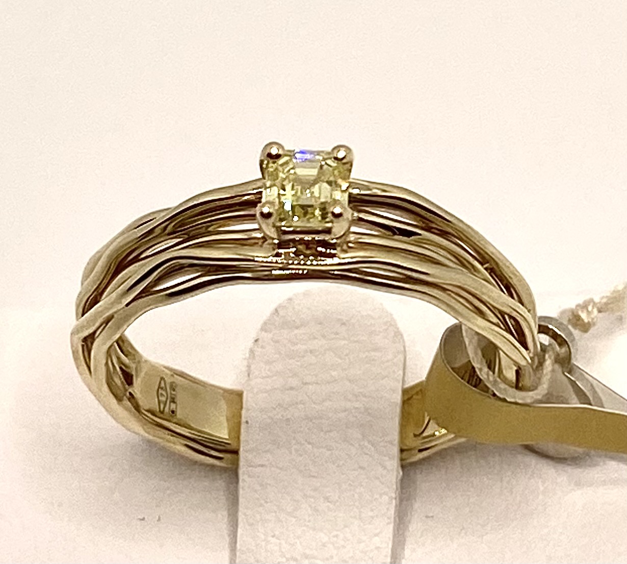 Filodellavita Solitario 7 fili in Oro Giallo 9kt con Diamante Natural Fancy yellow da 0,26ct S1