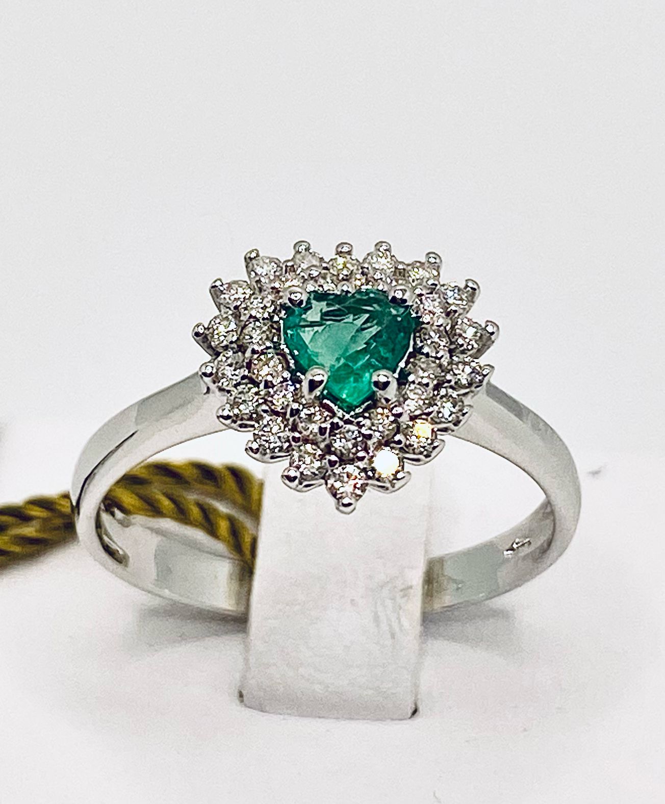 Anello con smeraldo taglio cuore e diamanti art.AN2267