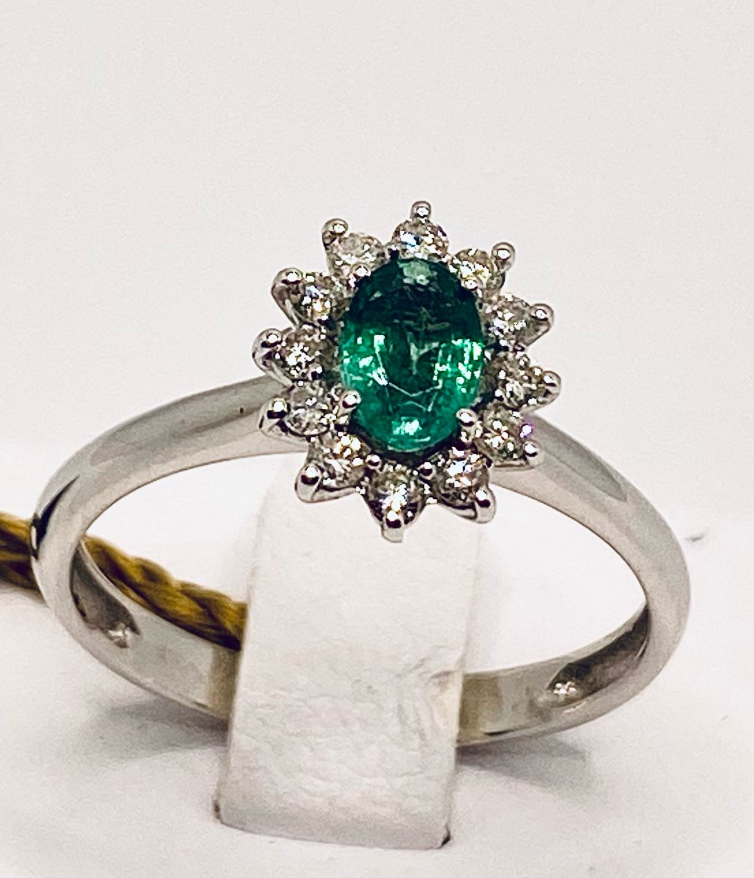 Ring with emerald and diamonds art.AN1368