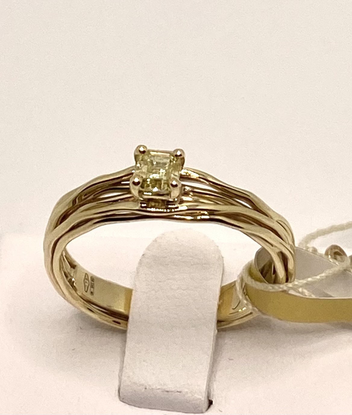 Solitaire 7-wire screwdriver in 9kt Yellow Gold with 0.27 ct Natural Fancy Yellow Diamond S2