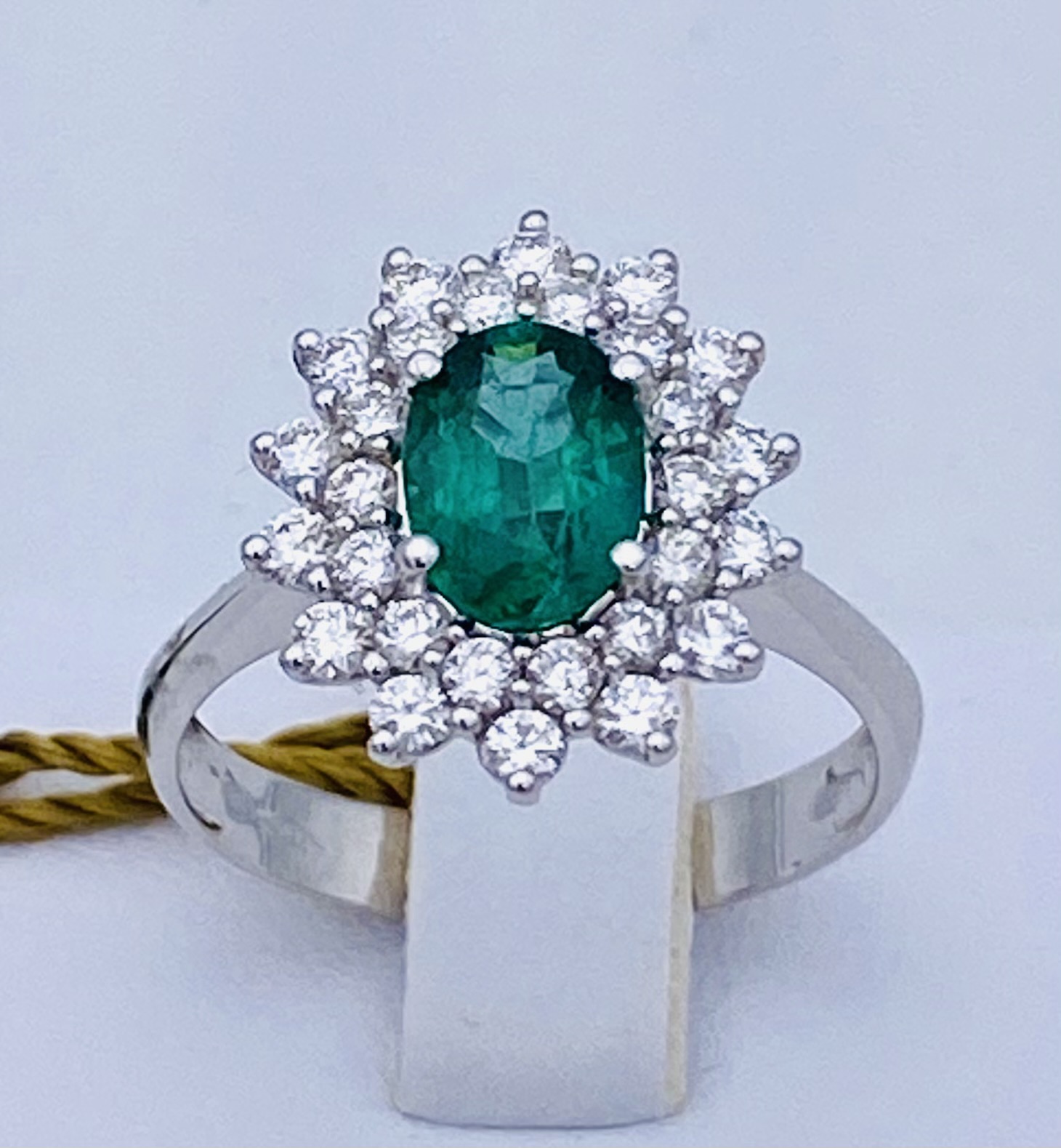 Emerald ring and diamonds art. AN2249
