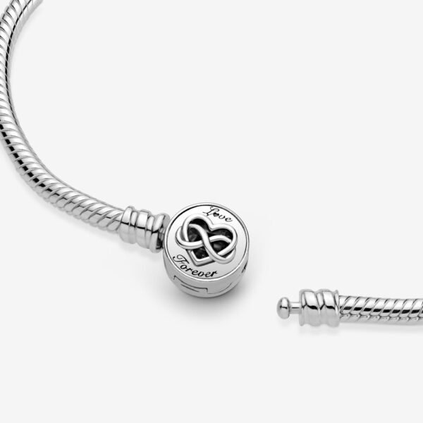 Bracciale Pandora Moments con maglia snake e chiusura con cuore e simbolo dell’infinito