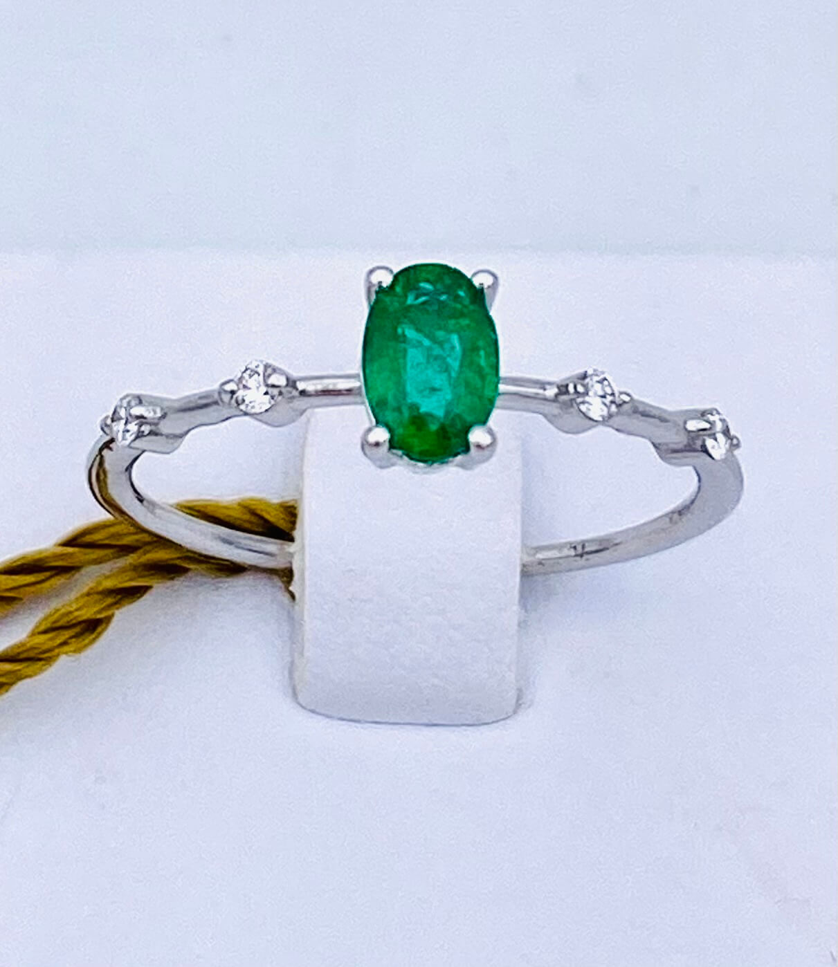 Emerald ring and diamonds white gold 750% art. AN2443-4