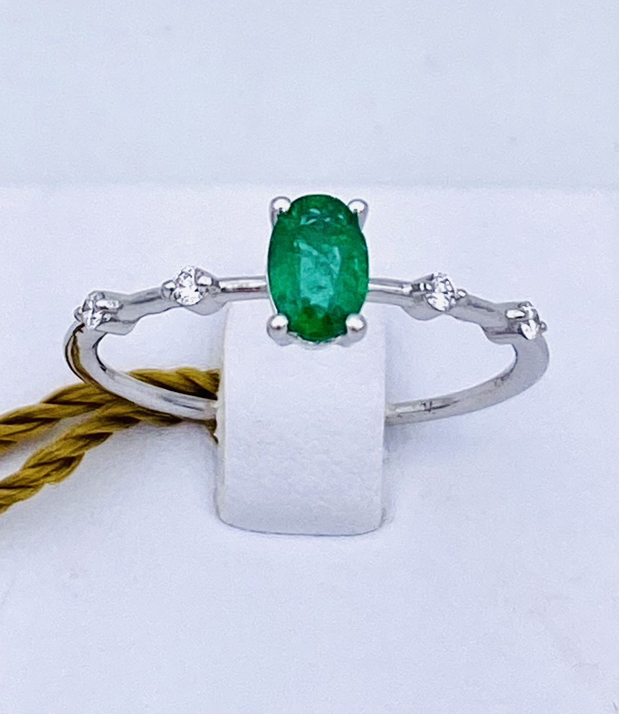 Anello smeraldo e diamanti oro bianco 750% art. AN2443-4