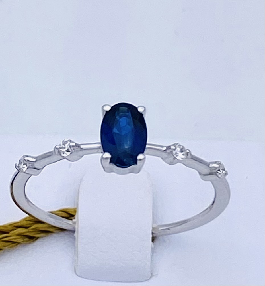 Ring with sapphire and diamonds and gold GEMS art. AN2442