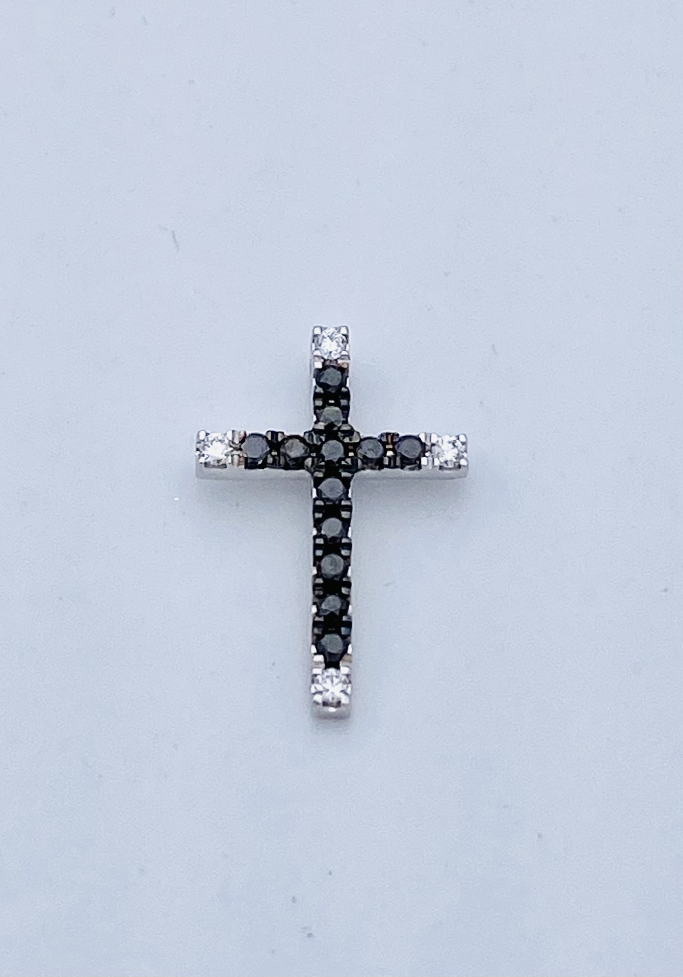 Pendente Croce oro bianco 750 % e diamanti neri Art.CC1372SC