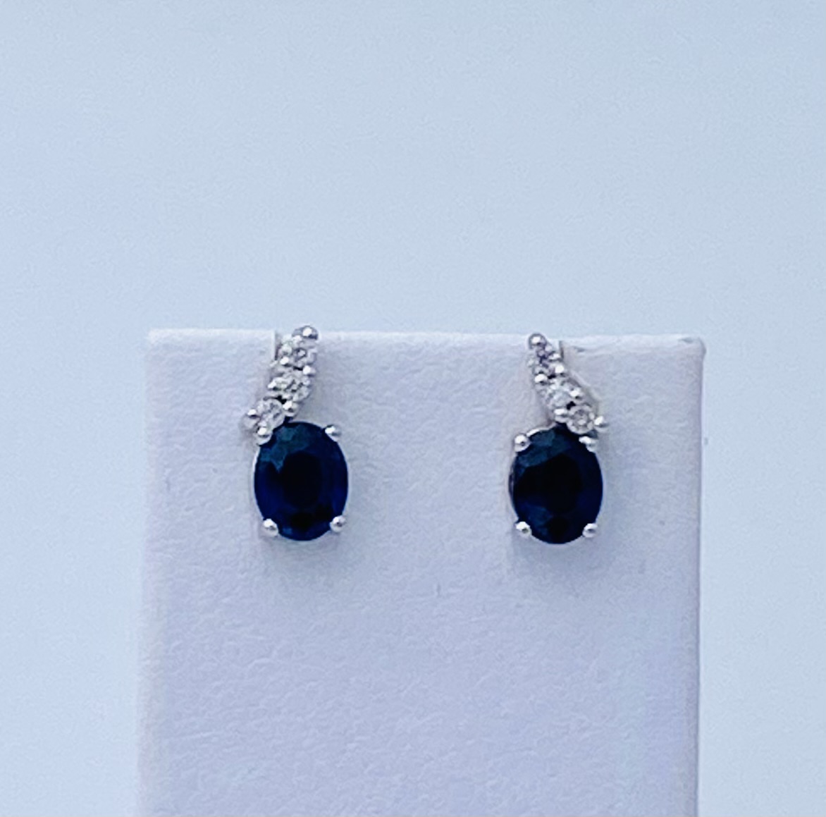 Earrings with sapphires diamonds white gold 750% Art. OR842