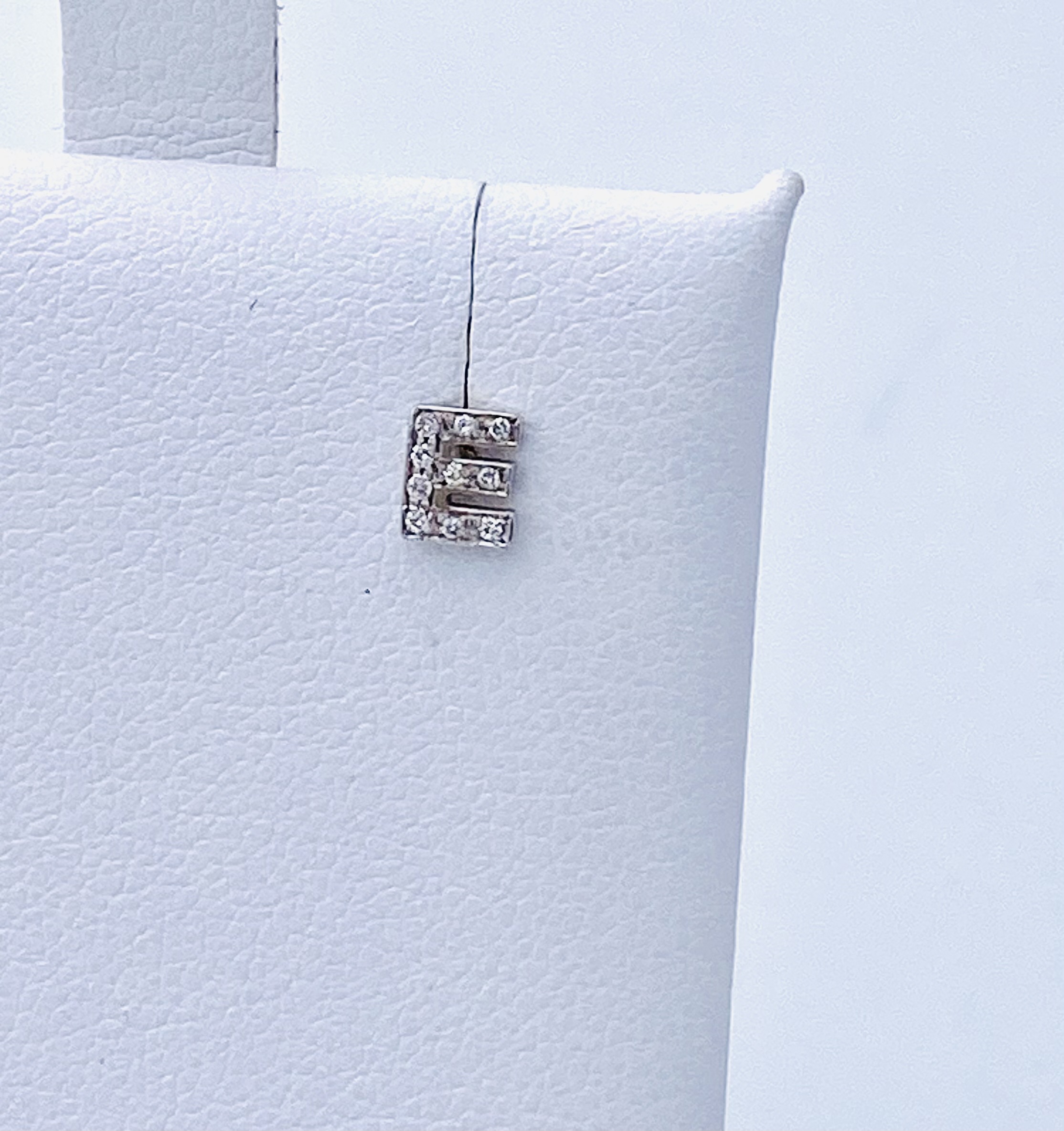 Mono earring letter gold and diamonds art. LETTERA-E