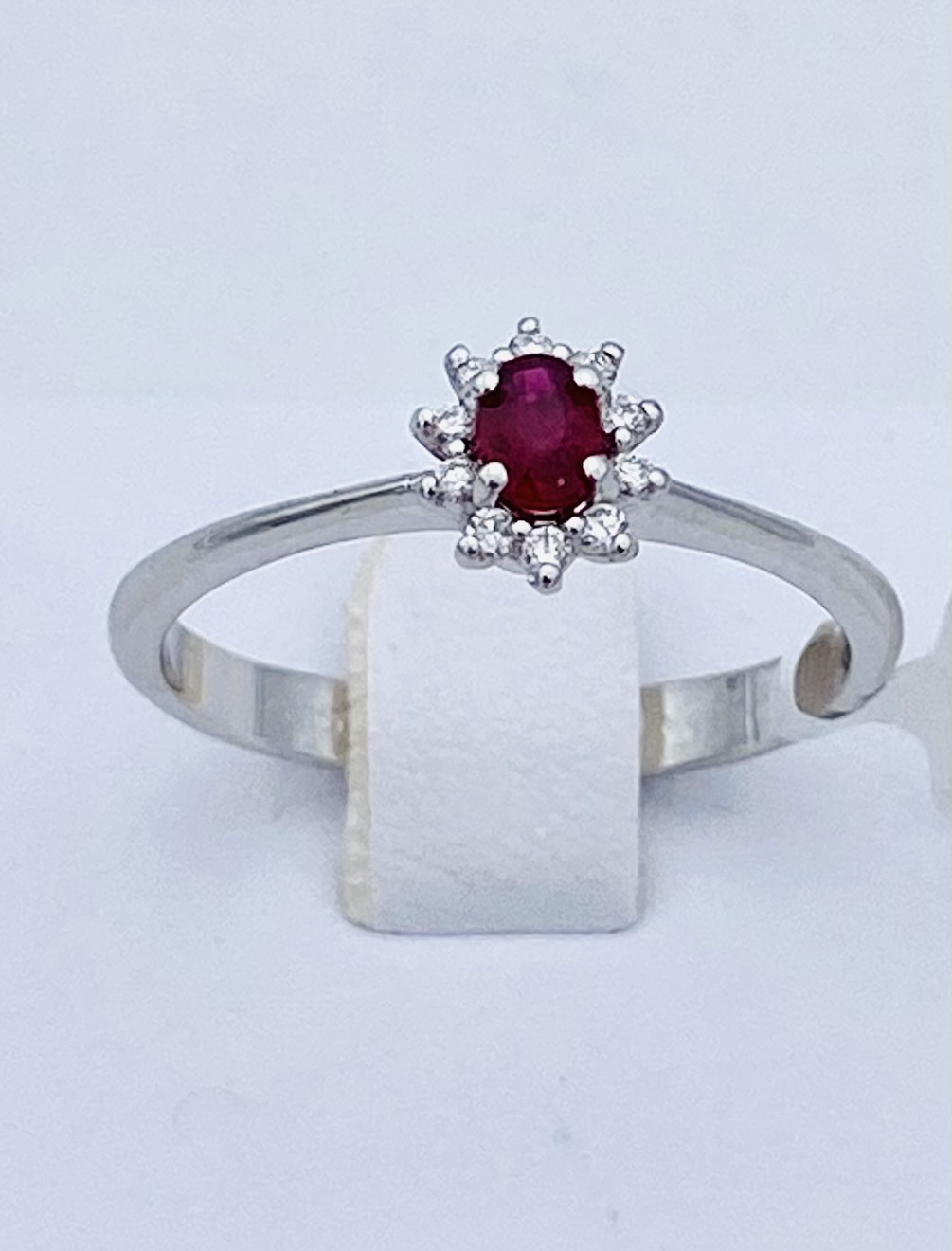 Ruby ring 750% gold and diamonds Art. AN1656