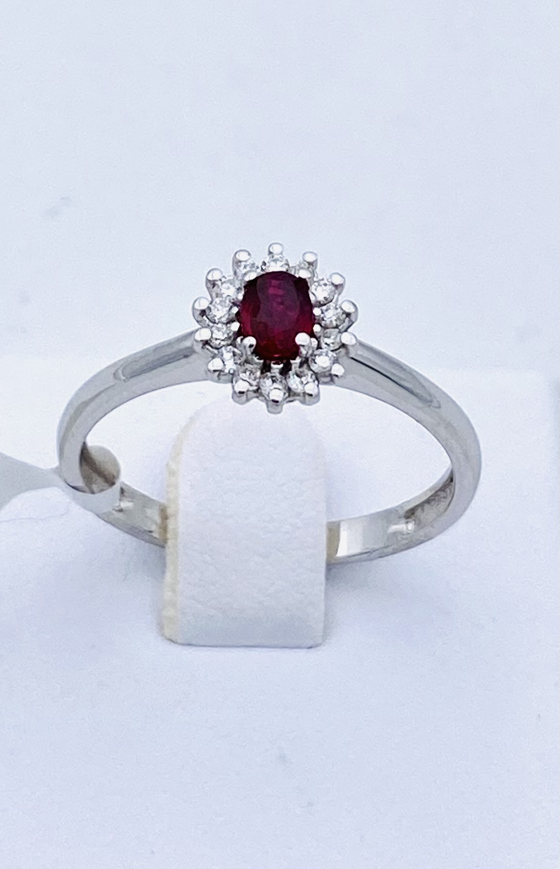 Ruby ring in 750% gold and diamonds Art. AN1668