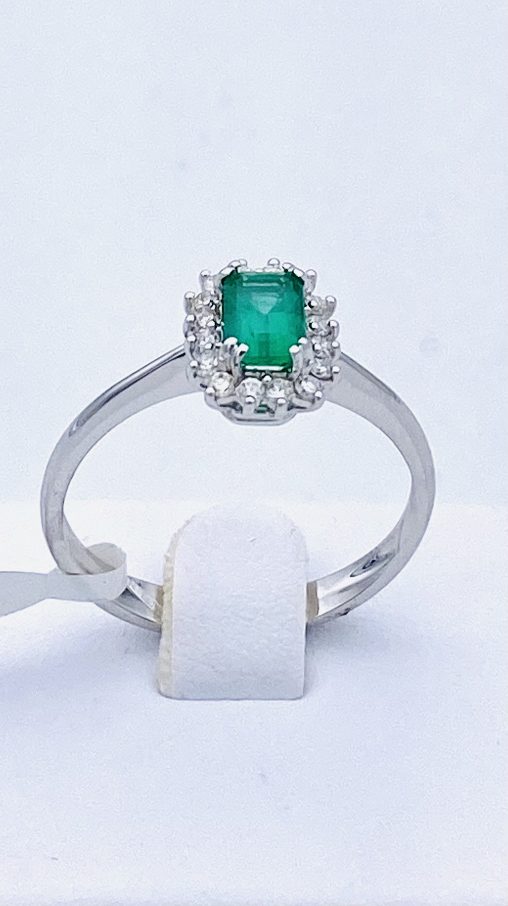 Emerald ring in 750% gold and BON TON diamonds Art. AN2262