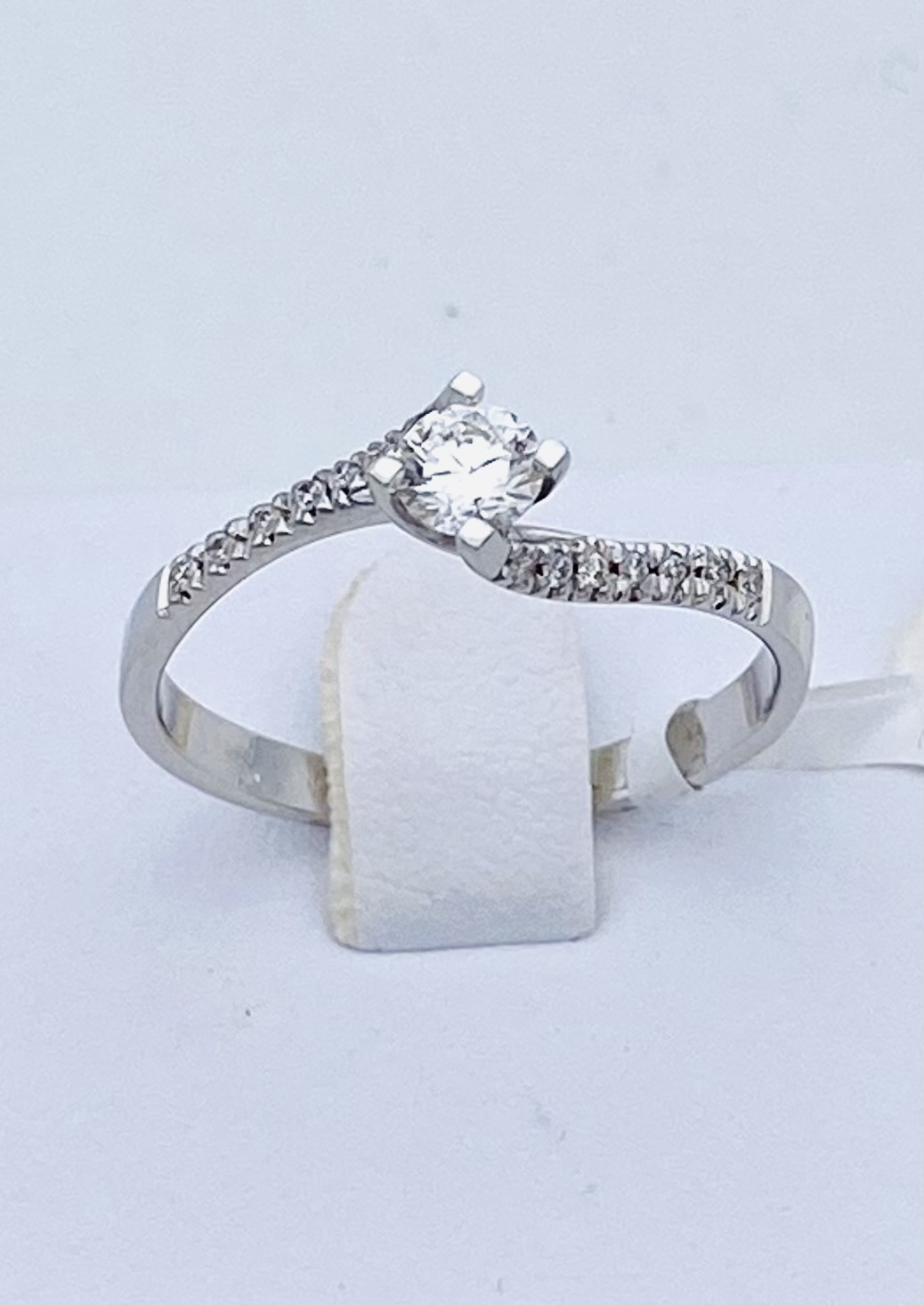 Solitaire ring 750% gold and diamonds Art. AN2502