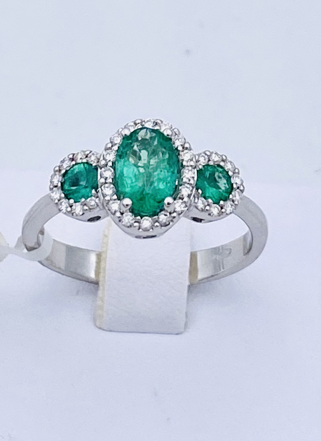 Trilogy ring emeralds 750% gold and diamonds Art. AN2534