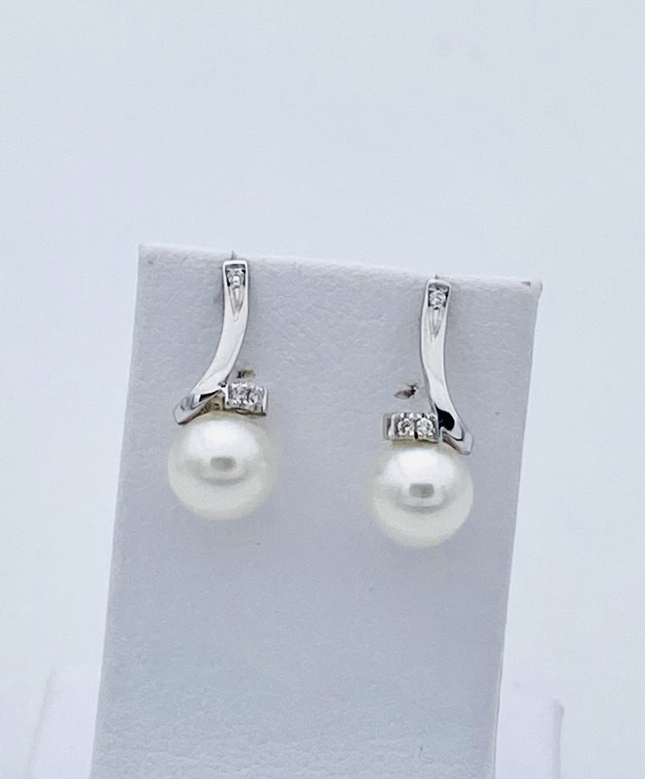 Pearl earrings in 750% gold and diamonds Art. ORP240-3