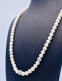 Round neck thread of pearls and boules in white gold 750% Art. GRP5,5-63P