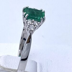 Anello smeraldo e diamanti oro 750% GEMME Art.AN2338