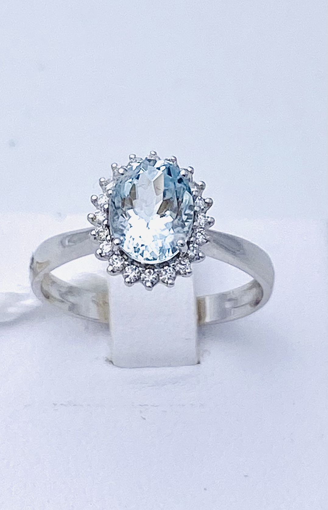 Aquamarine ring in 750% gold and diamonds Art. AN2483-2
