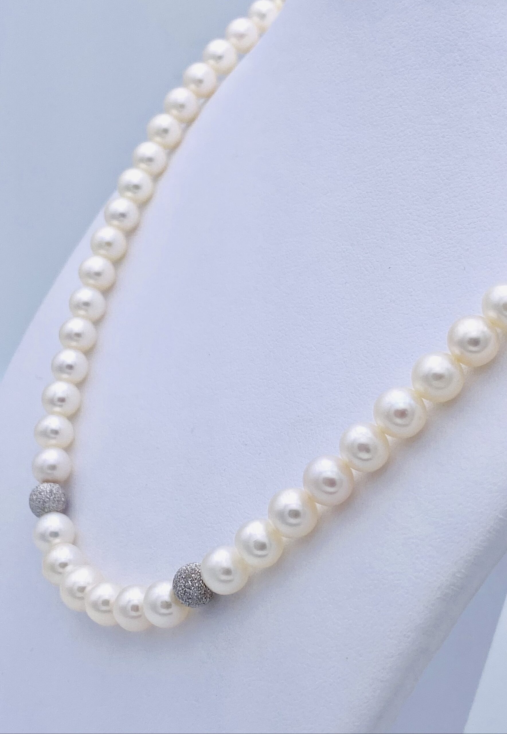 Round neck thread of pearls and boules in white gold 750% Art. GRP6,5-72P