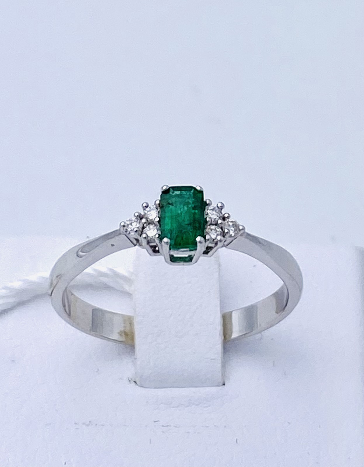 Emerald and diamond ring 750% gold GEMMEArt.AN2524-1
