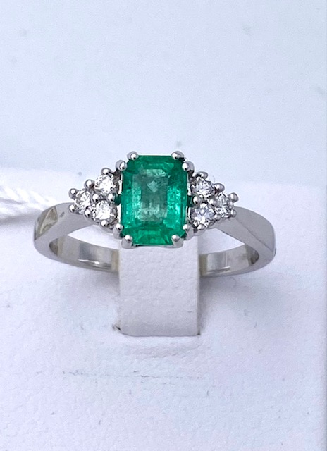 Anello smeraldo e diamanti oro 750% GEMME Art.AN2338