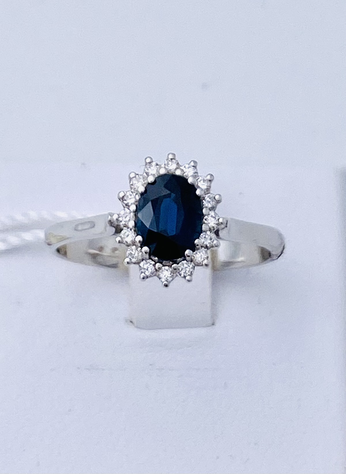 Sapphire ring in 750% gold and diamonds Art. AN2574