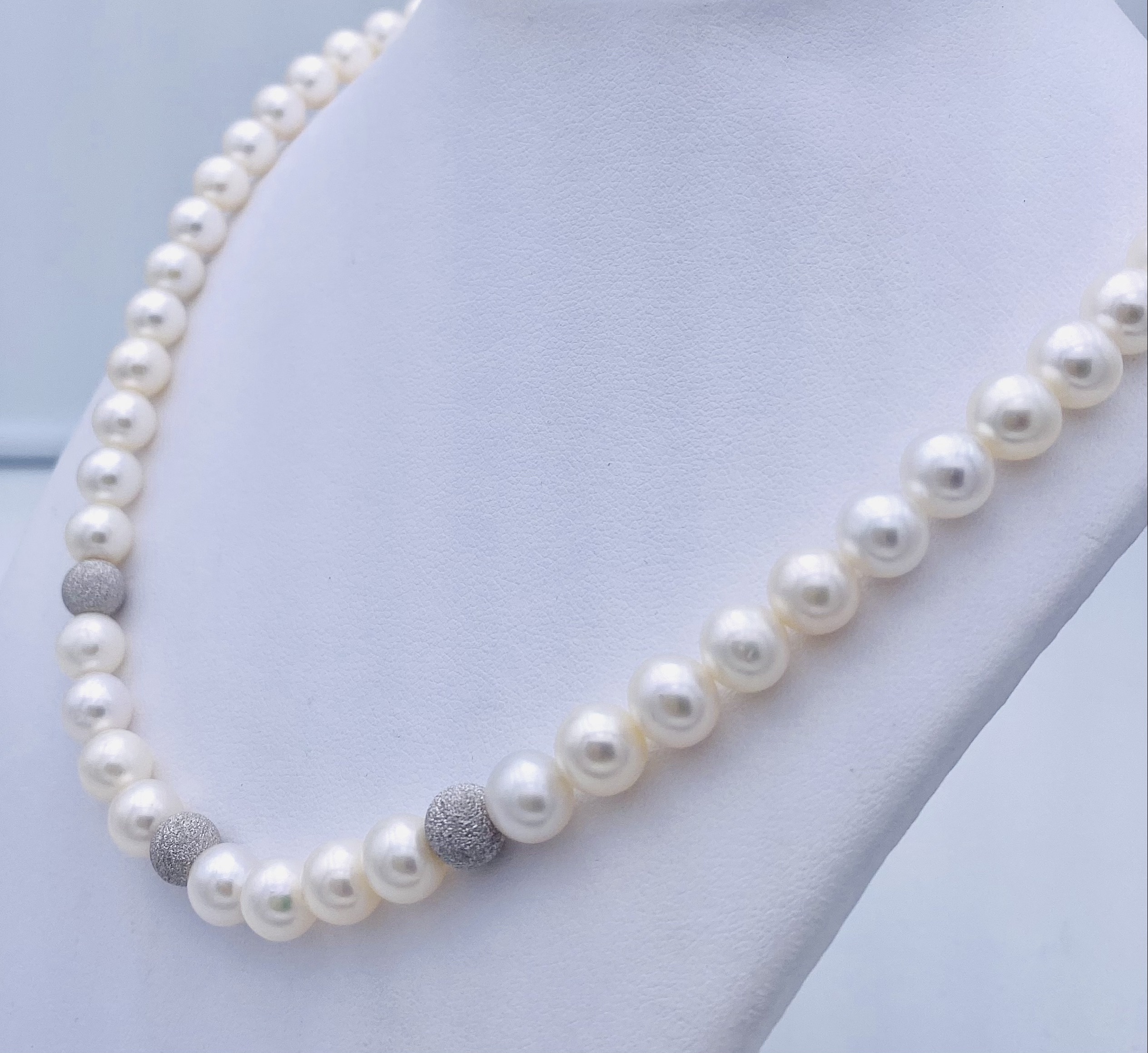 Round neck thread of pearls and boules in white gold 750% Art. GRP7,5-83P