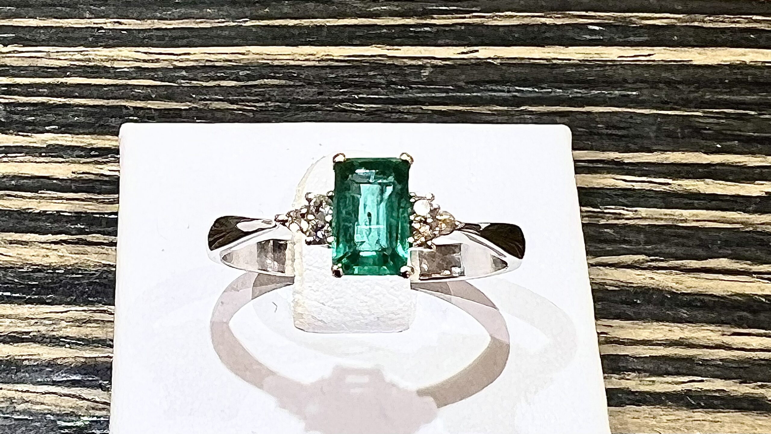 Emerald ring white gold 750% ART:AN559