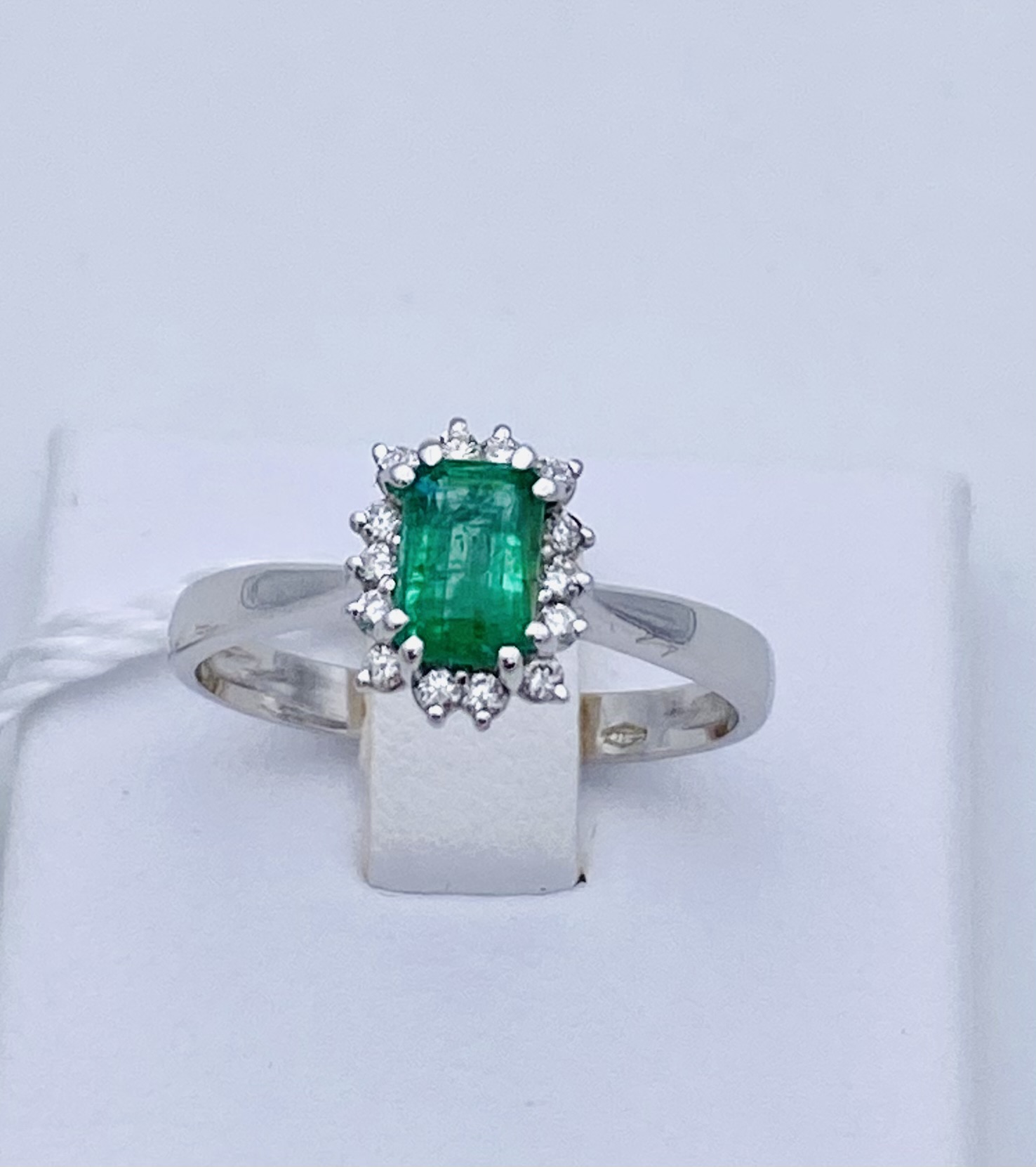Emerald ring and 750% gold diamonds Art.AN2036