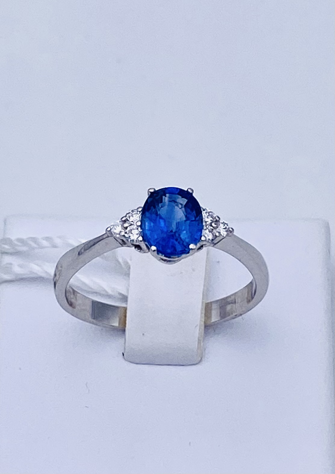 Sapphire ring in 750% gold and diamonds Art. AN2677-1