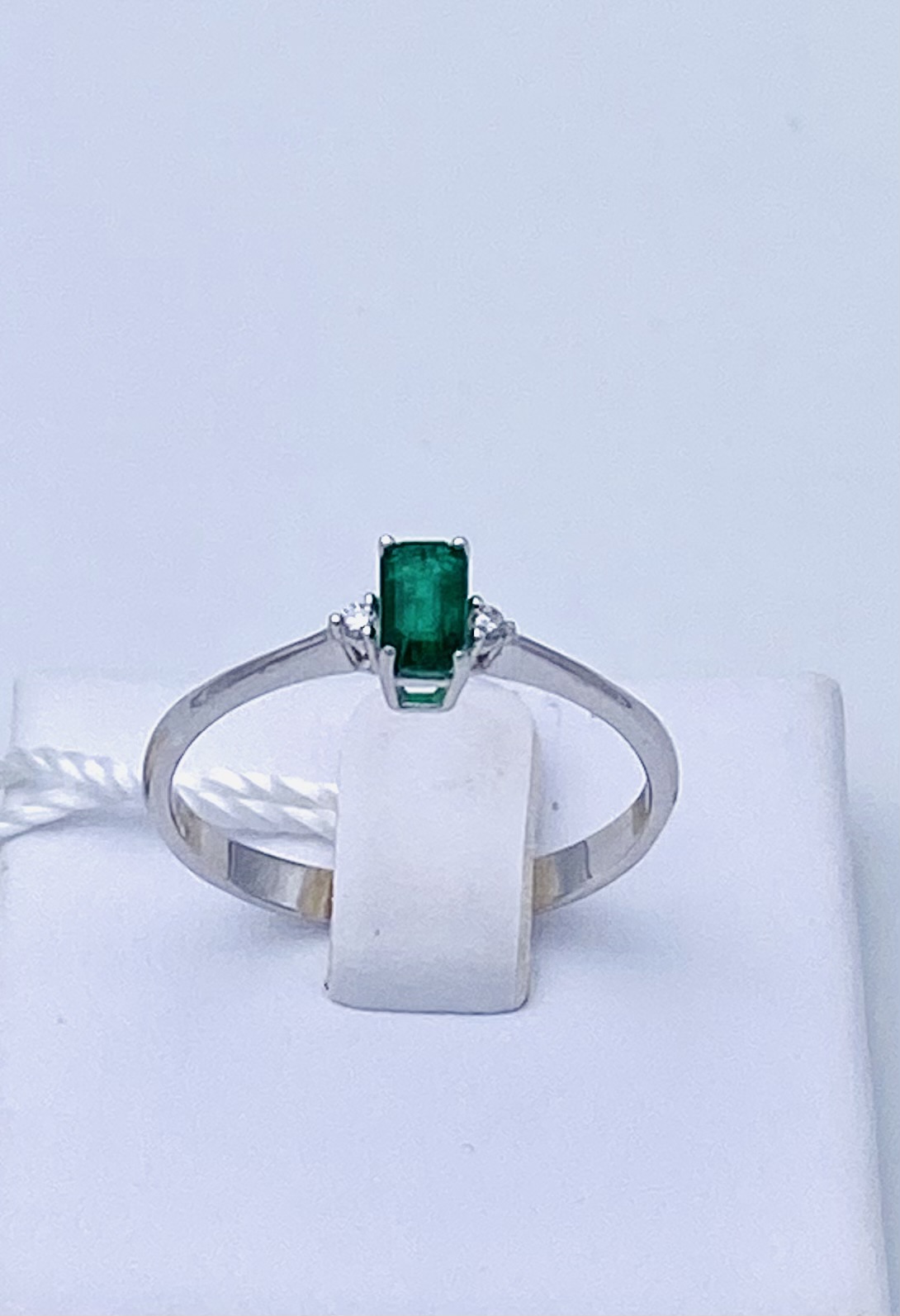 Emerald ring and 750% gold diamonds Art.AN2560-1