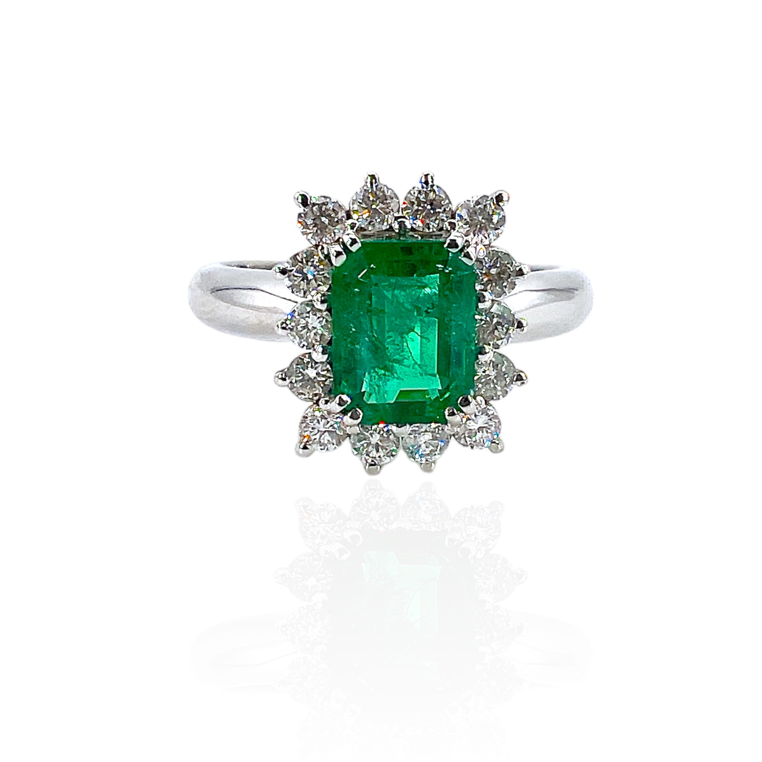 Ring with emerald and BON TON diamonds art.CIP1