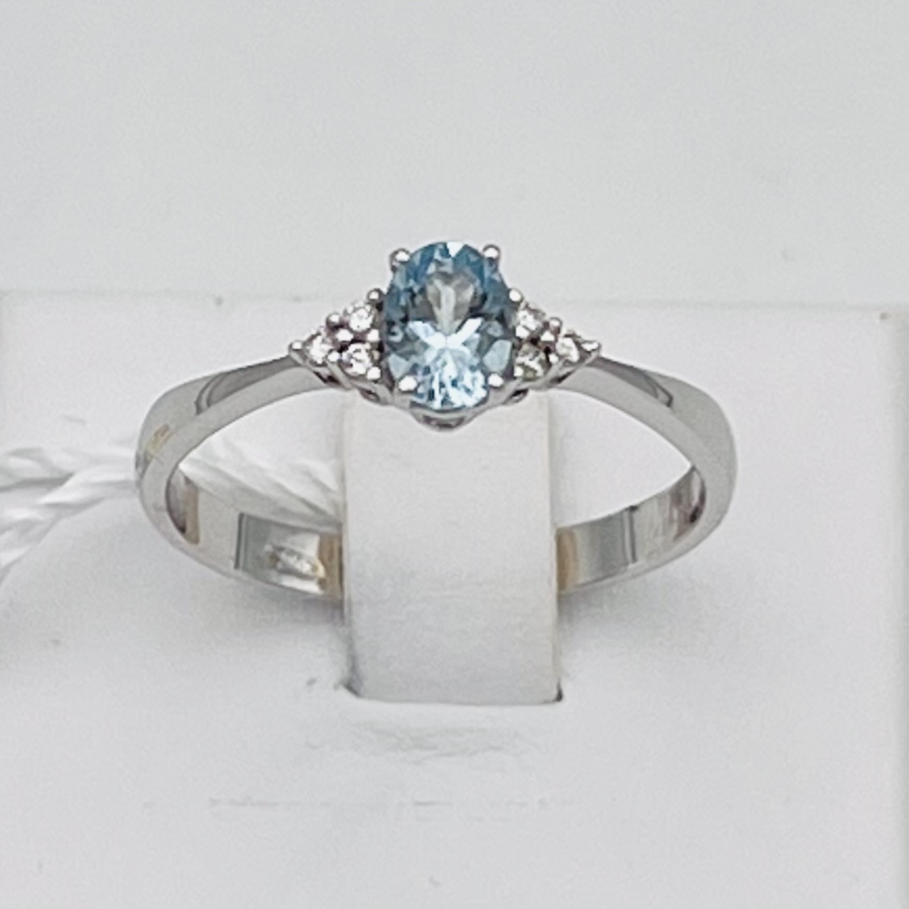 Ring with aquamarine in 750% gold and diamonds Art.AN2707