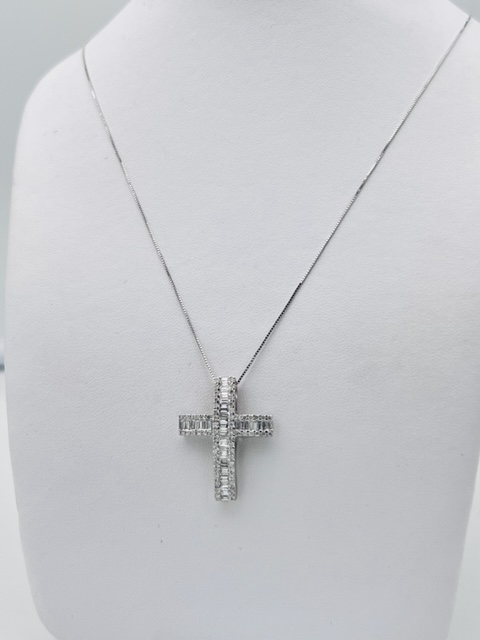 White gold cross pendant and baguette diamonds art.98693