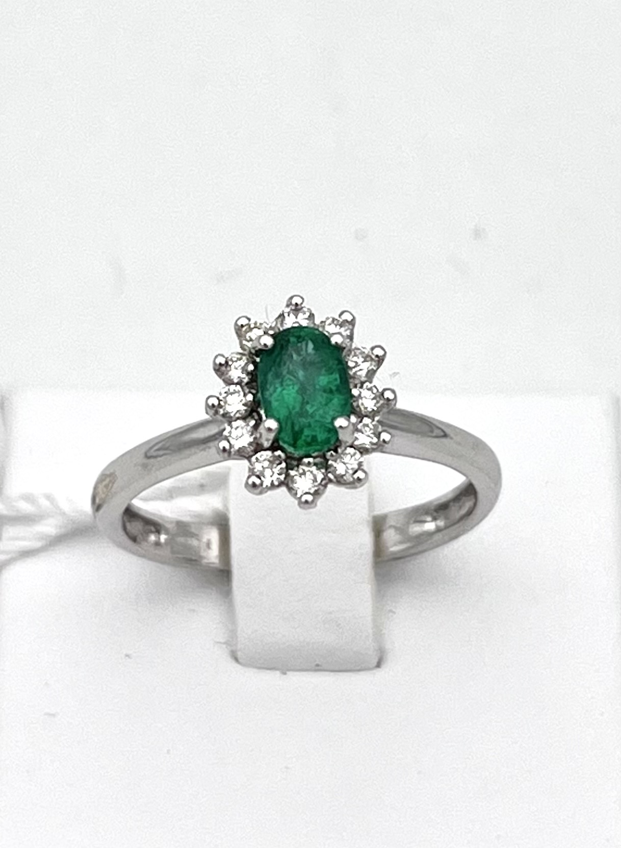 Emerald ring with diamonds in 750% gold BON TON art.AN1745-4
