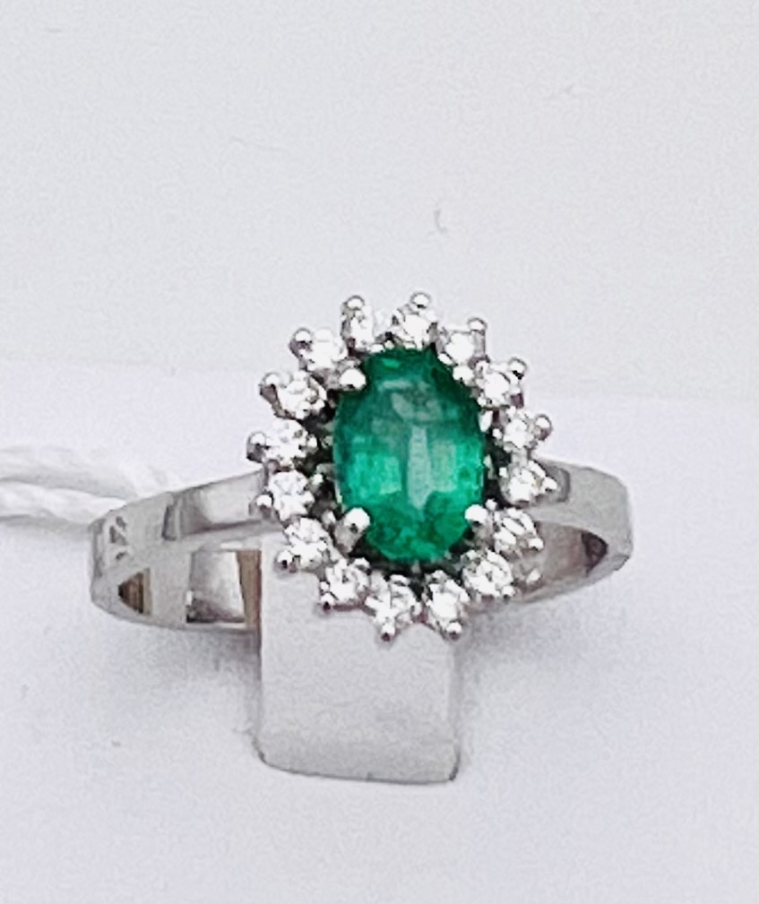 Emerald ring with diamonds in 750% gold BON TON art.AN2207