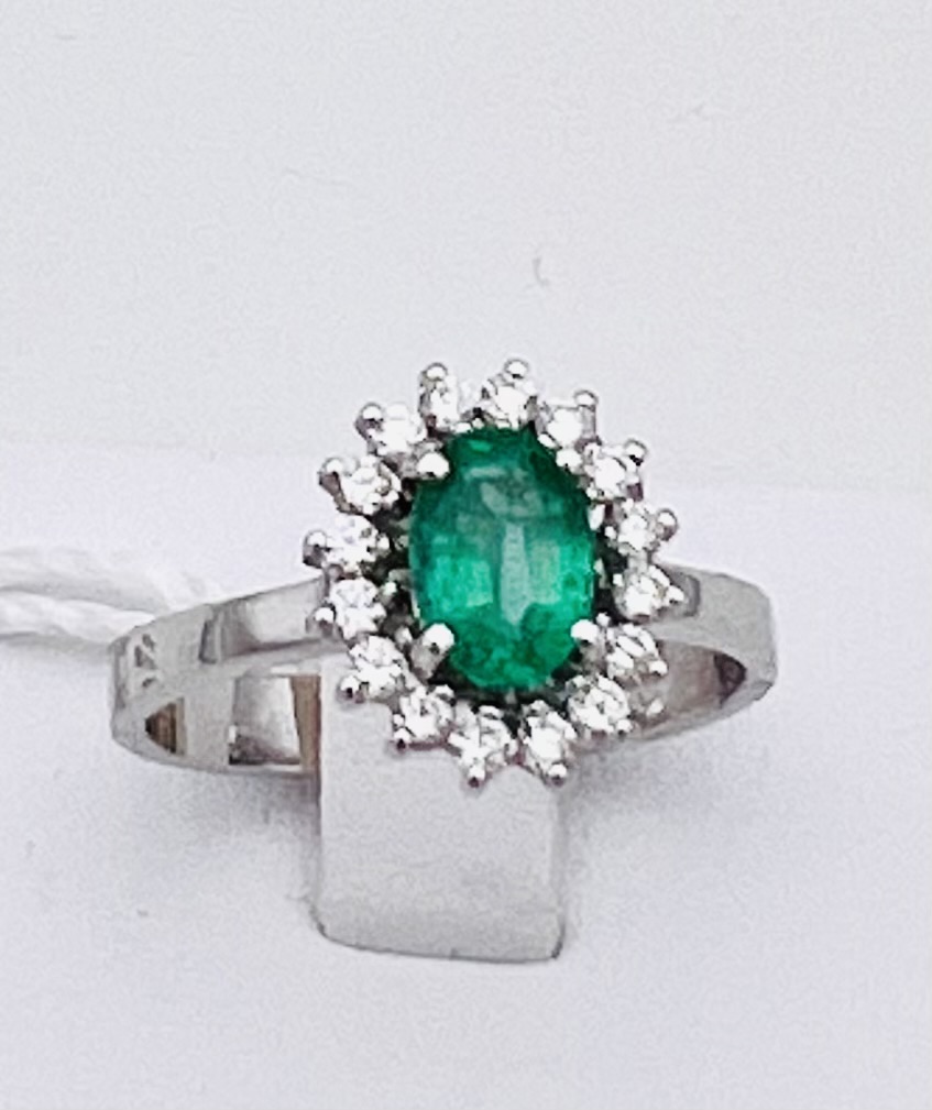 Emerald ring with diamonds in 750% gold BON TON art.AN2207