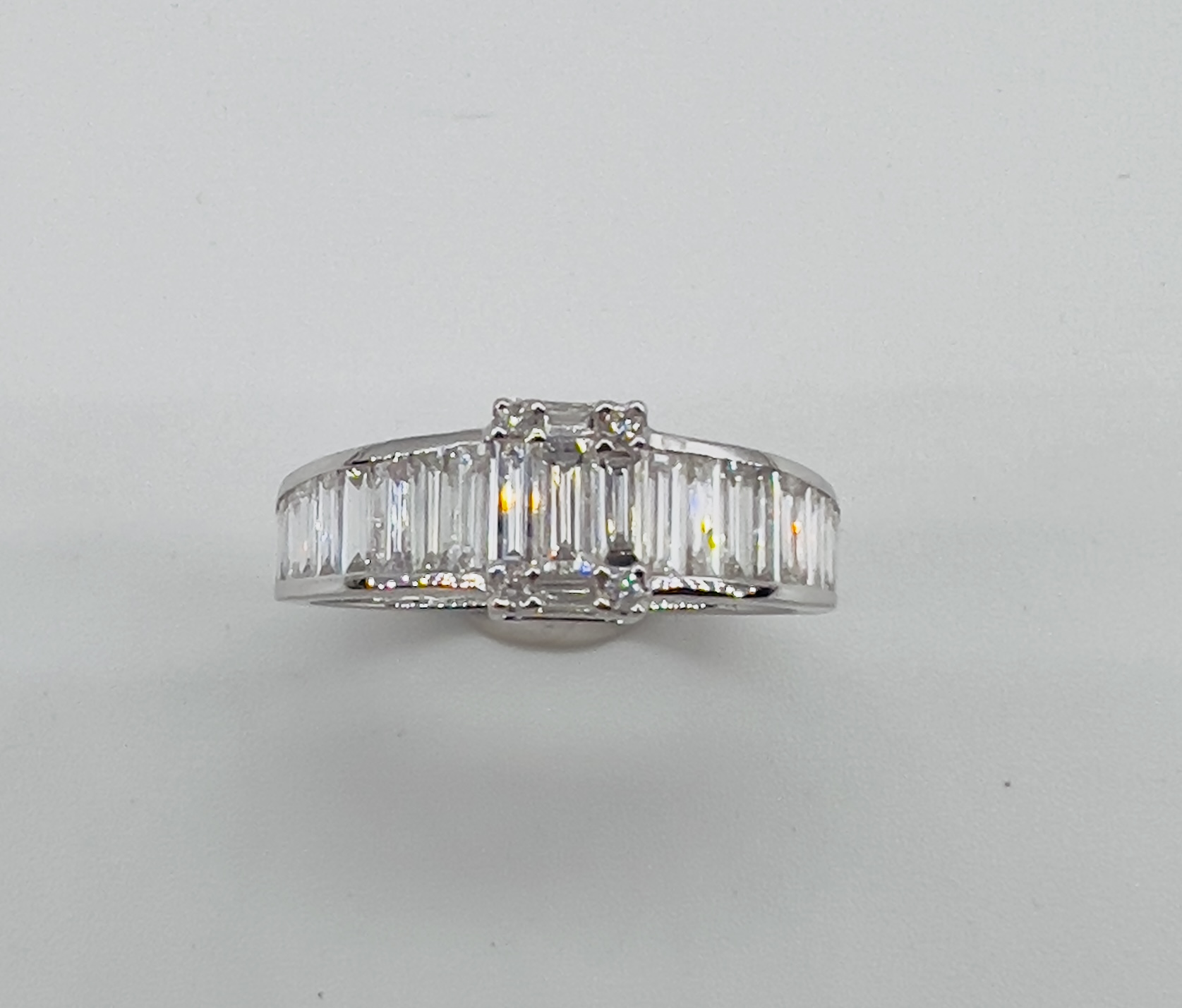 Anello solitario veretta oro bianco diamanti BAGUETTE art.R2817-WH7