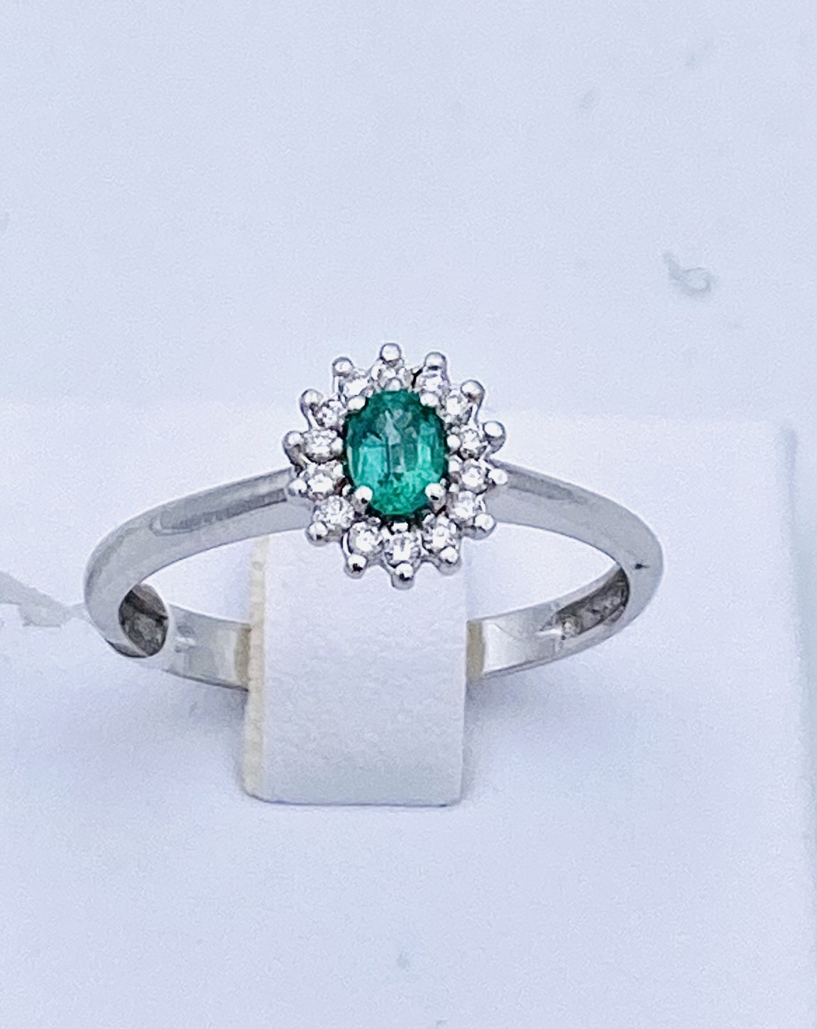 Emerald ring 750% gold and BON TON diamonds Art. AN2467