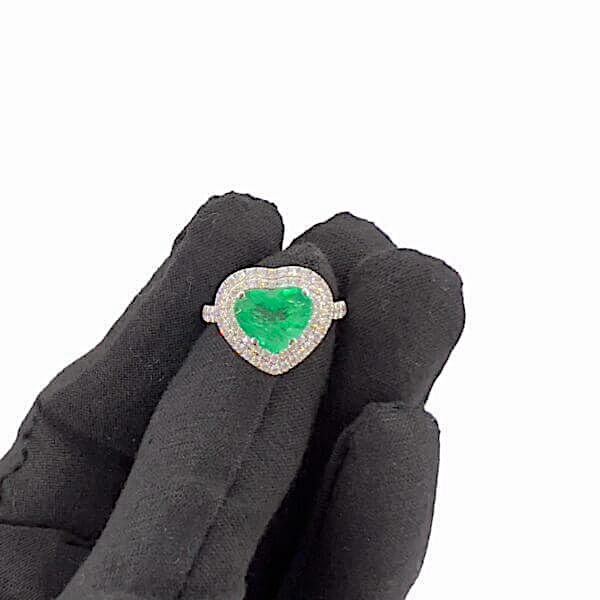 Emerald ring diamonds and gold art.AN1931 Emerald ring diamonds and gold art.AN1931