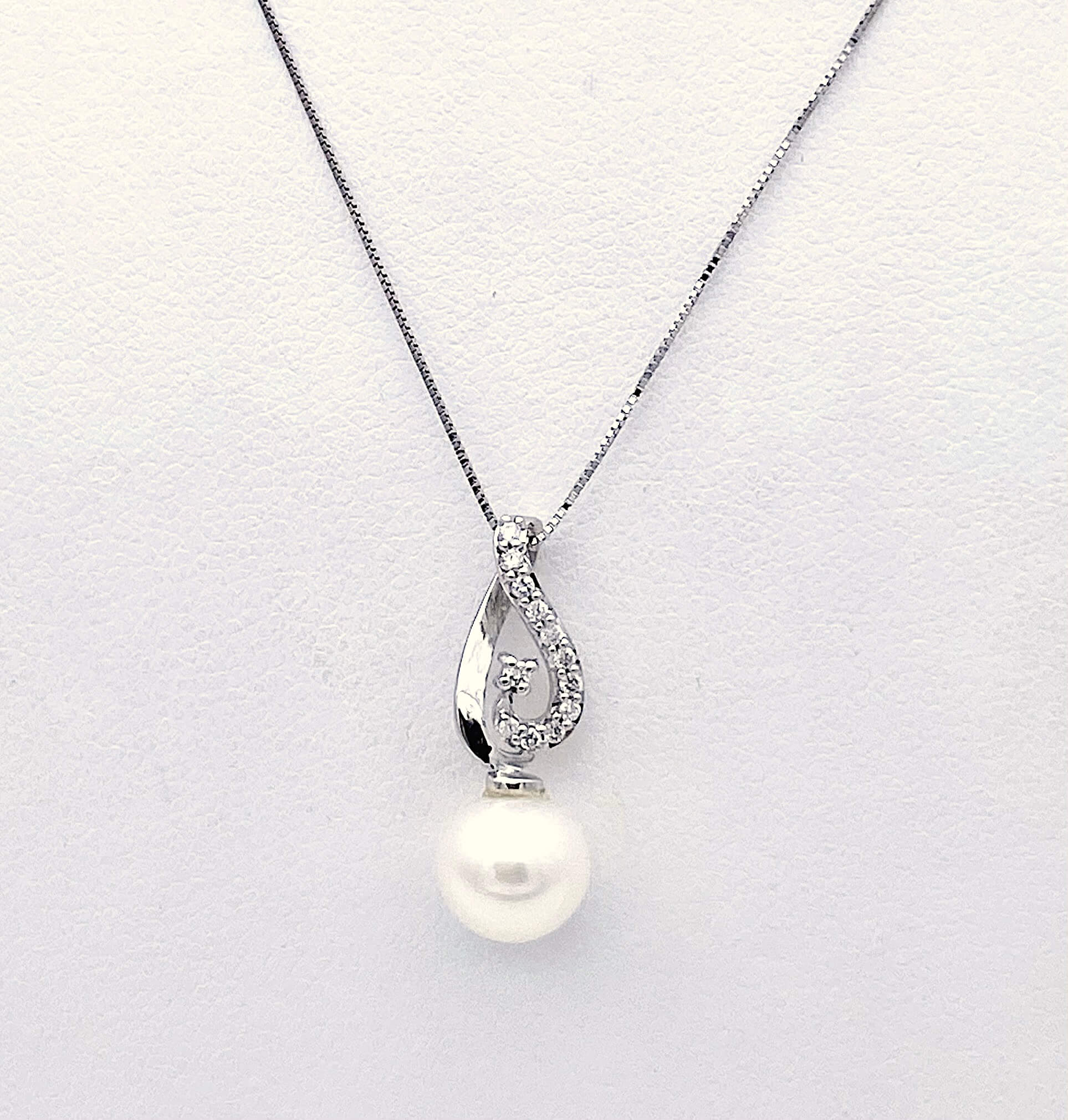 GIROCOLLO CON PENDENTE PERLA ORO DIAMANTI CIPOLLA DAL 1950 GIOIELLIERI PALERMO gioielleria palermo GIROCOLLO-CON-PENDENTE-PERLA-ORO-DIAMANTI-CIPOLLA-DAL-1950-GIOIELLIERI-PALERMO